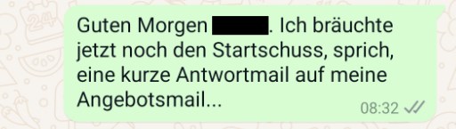 Dunkelblauer Hintergrund, darauf das Wort Relativierung und zwei gleich lange Linien, die aber verschiedene Pfeil-Endungen an jedem Ende haben: einmal nach innen gebogen und einmal nach außen gebogen. Erstere sieht viel kürzer aus, obwohl sie von gleicher Länge ist.