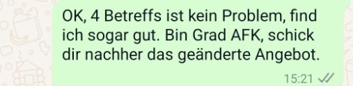 Dunkelblauer Hintergrund, darauf das Wort Relativierung und zwei gleich lange Linien, die aber verschiedene Pfeil-Endungen an jedem Ende haben: einmal nach innen gebogen und einmal nach außen gebogen. Erstere sieht viel kürzer aus, obwohl sie von gleicher Länge ist.